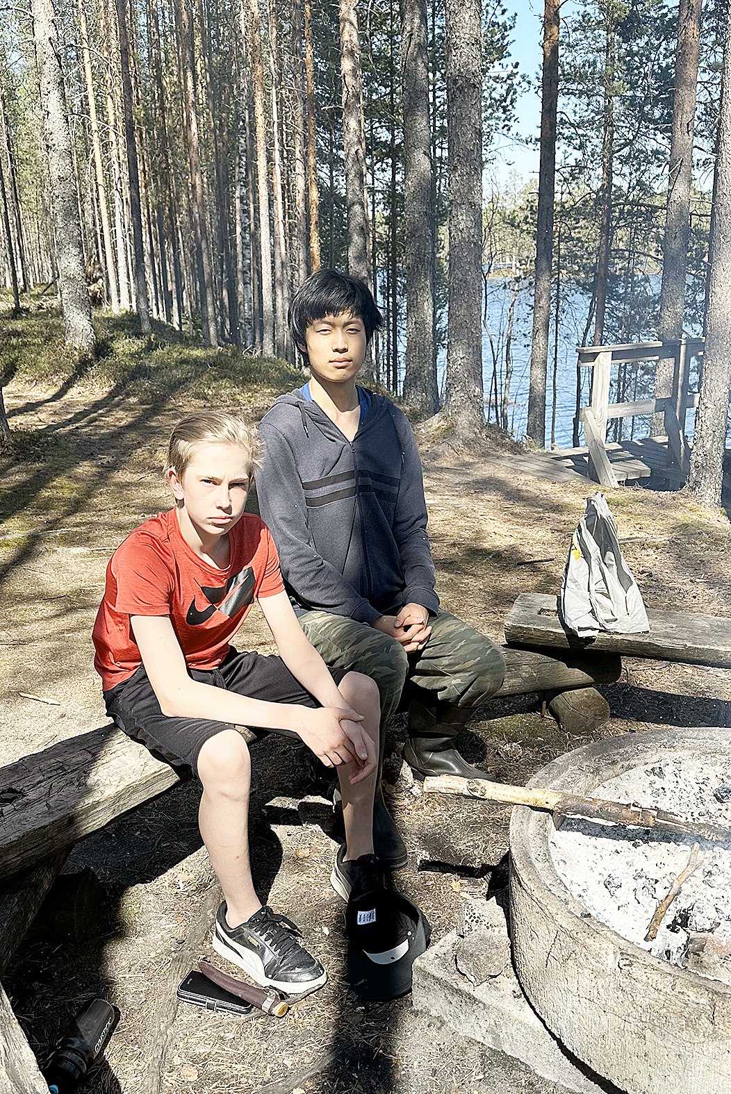 Jone Huttunen (vas) ja Chim Zedong nuotion äärellä pohtimassa maailman tilannetta Urho Kekkosen majalla.