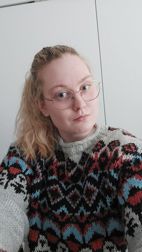 Saana-Maria Tuononen päällään itse neulottu villapaita.  
