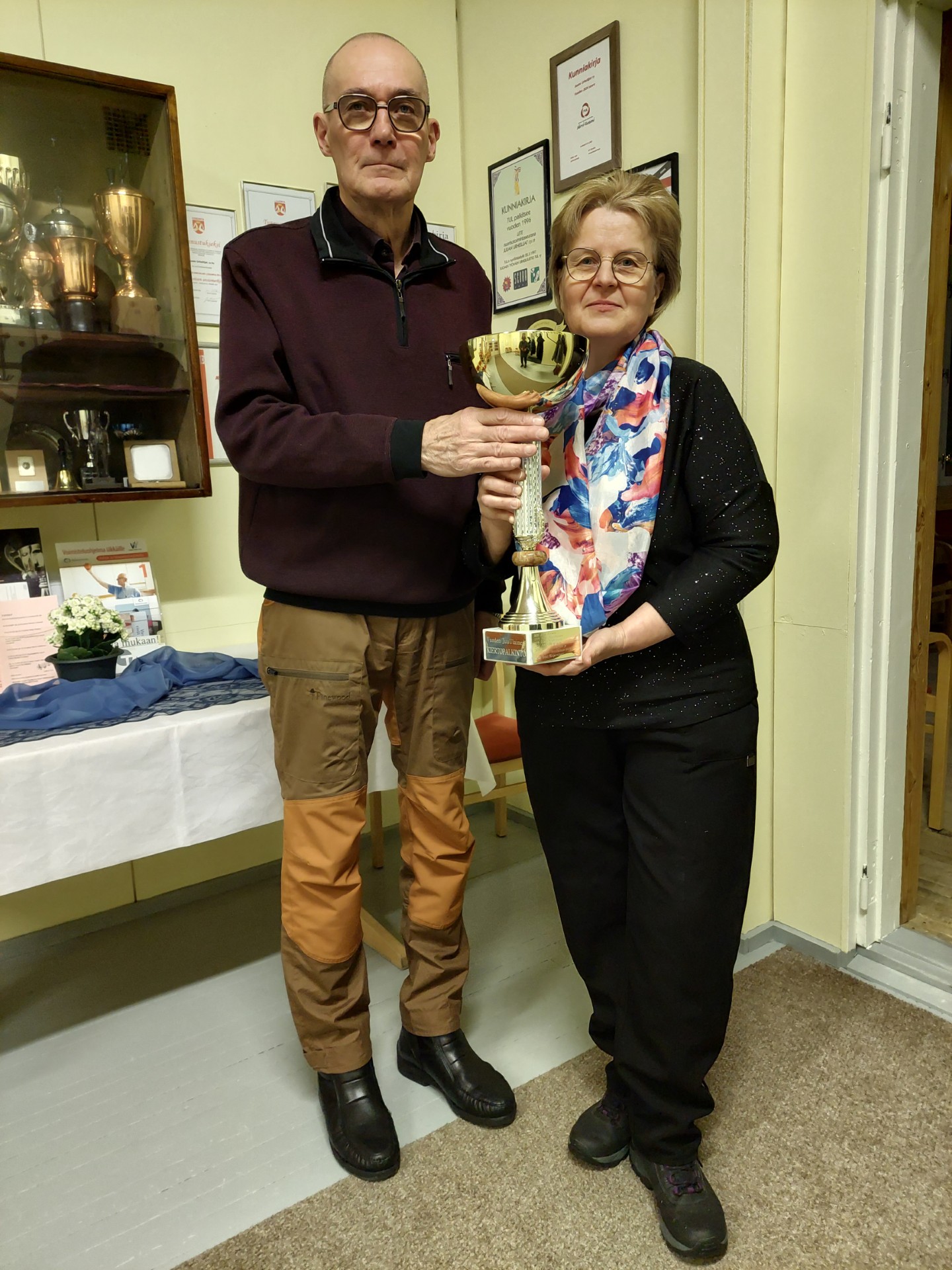Jarmo Vepsäläinen antoi komean kiertopalkinnon Kirsi Martikaiselle. 