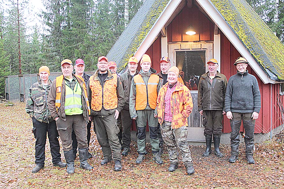 Osa hirvenkaatoporukkaa syksyn viimeisenä jahtipäivänä.