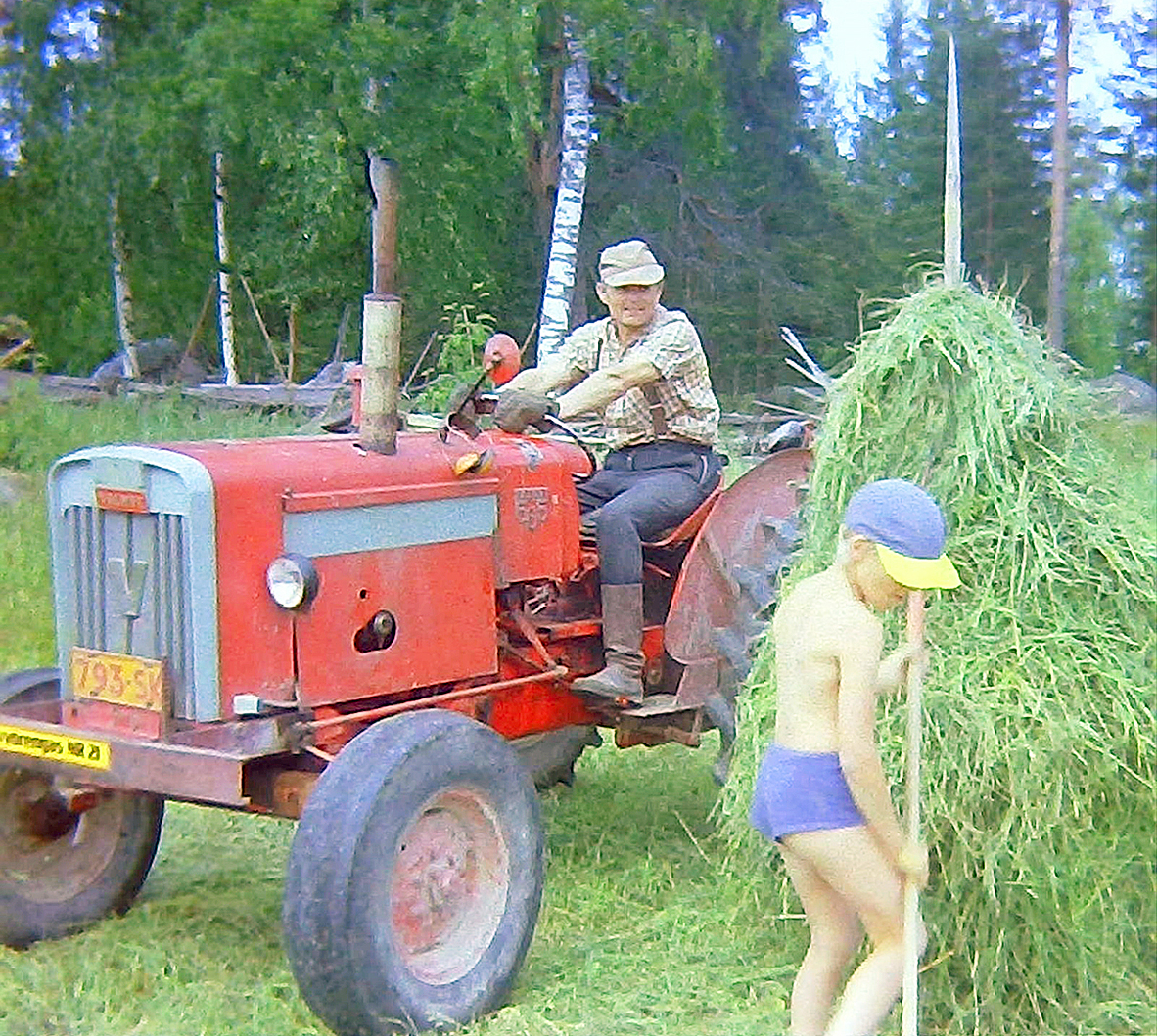Valmet 565 palveli 1970-luvulta Ensio ja Osmo Sirviötä muun muassa heinätöissä. (Sirviöiden kotialbumi)