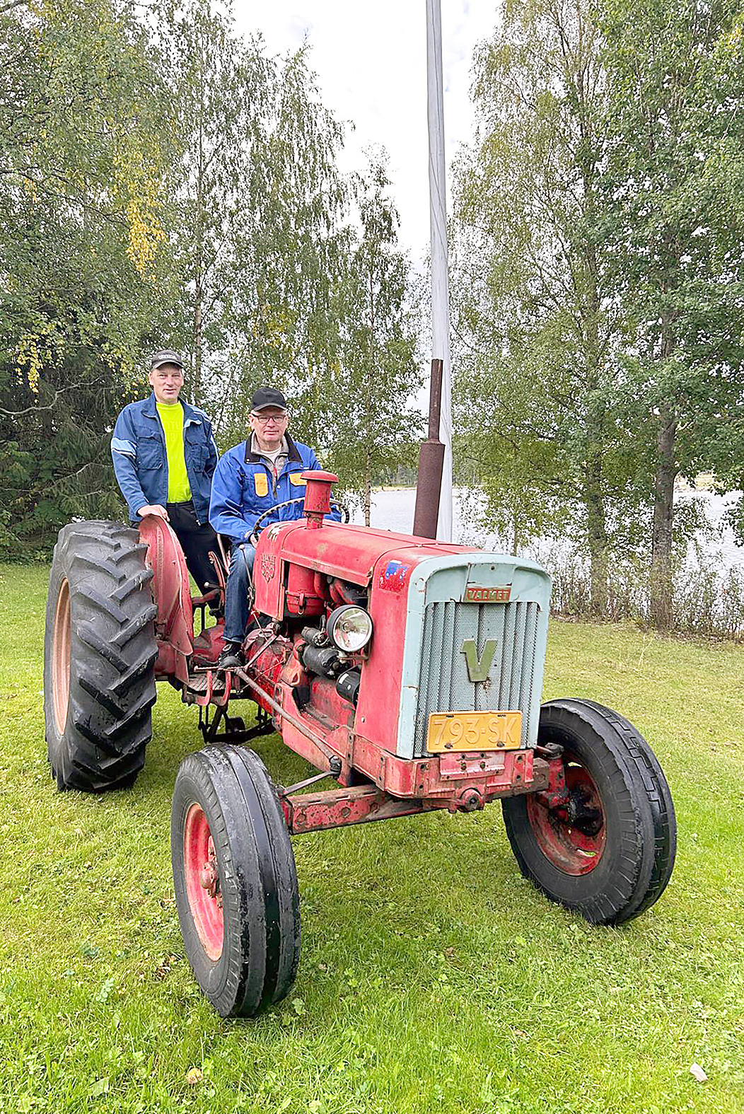Valmet 565 on palannut Larinsaareen. Kuskinpukilla Risto Sirviö ja takana Osmo Sirviö.
