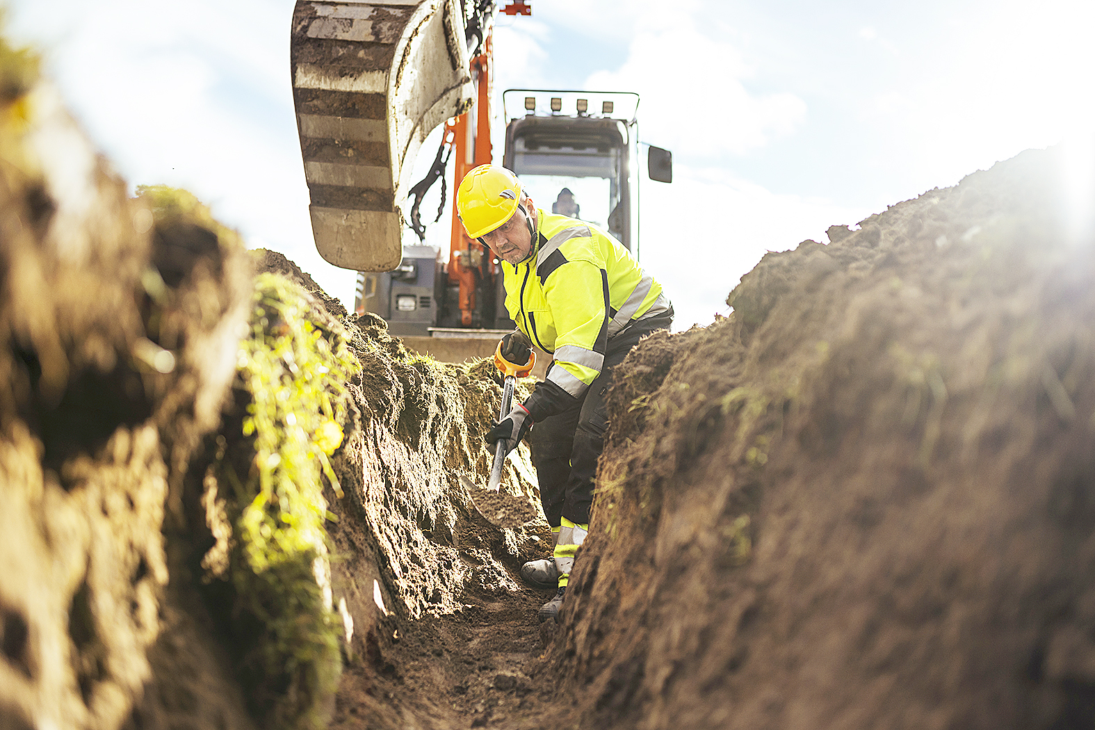Valokuitu vuokrataloihin. Valokuitunen rakentaa valokuituverkon Juuan Vuokratalojen omistamiin kiinteistöihin. 