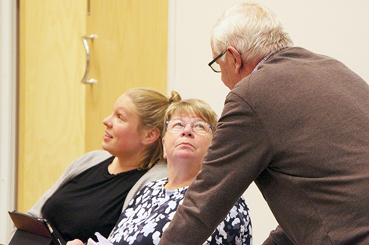 Arvi Martikainen (oik.), Katri Kallinen ja Mirva Korhonen vaihtoivat ajatuksia ennen kunnanvaltuuston kokousta.