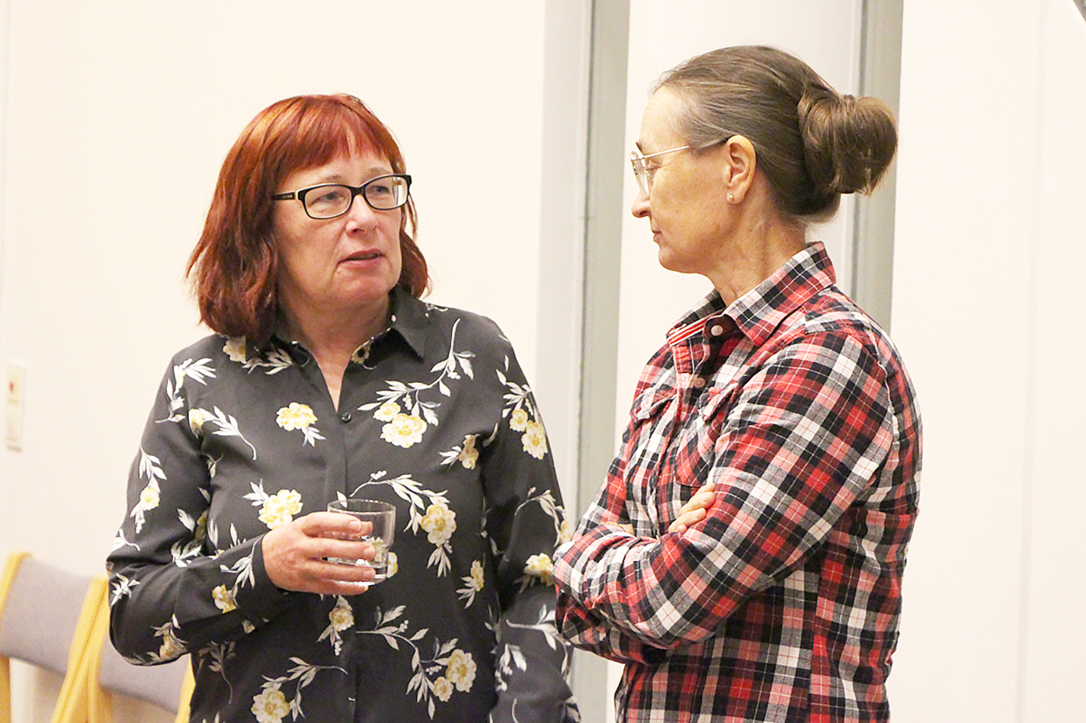 Eija Martikaisen (oik.) kanssa valtuuston kokoustauolla keskustellut Liisa Vattulainen vaatii sivukylien elinvoiman parempaa huomioimista Juuan kunnan toiminnassa. 