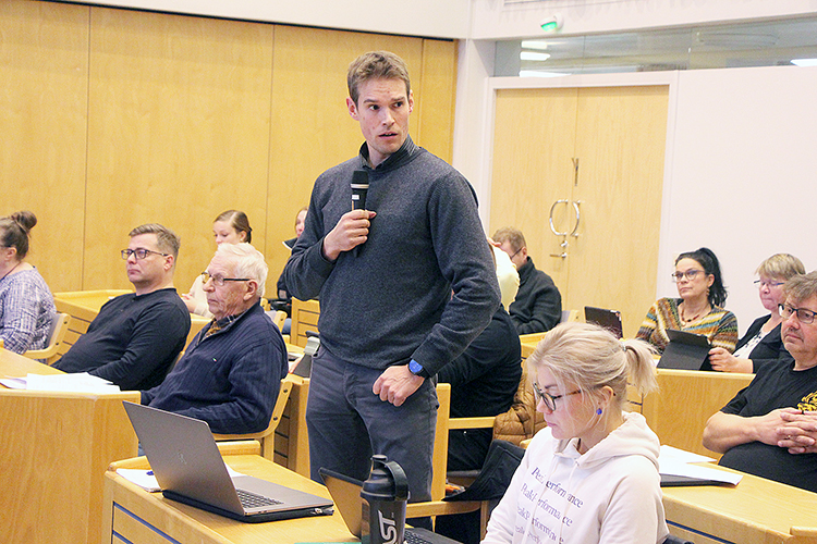 Valtuuston verokokous. Matti Halonen näki tuloveron korotuksen symbolisena osoituksena siitä, että Juuan kunnan palvelut halutaan pelastaa.