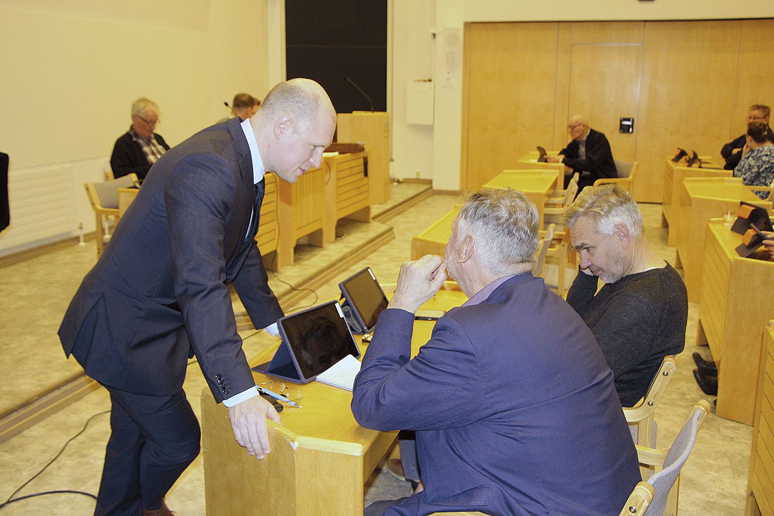 Valtuuston verokokous. Henri Tanskanen (vas.), Jouni Porokka ja Kai Iiskola keskustelivat ennen varsinaisen kokouksen alkamista.