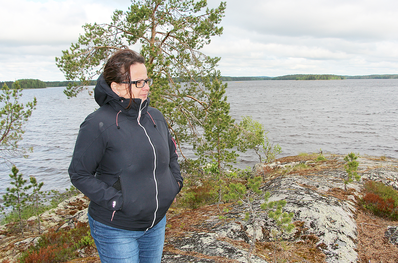 Piitterin kallioilla. Heidi Wilskan lempipaikka Juuassa ovat Piitterin venesataman vieressä olevat kalliot.
