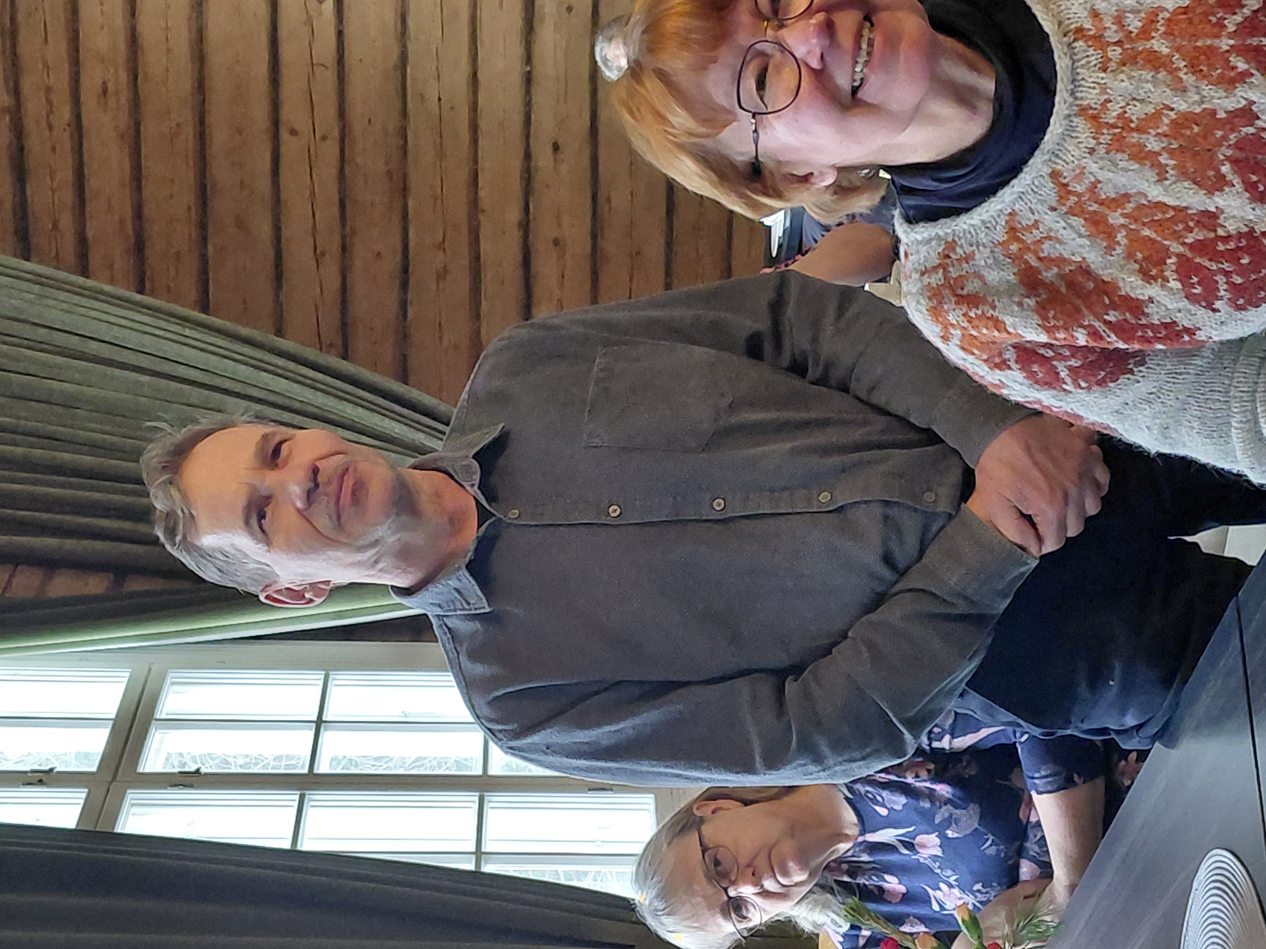 Veistäjä Timo Nevalaista viehättää kivessä se, että puuveistos lahoaa, mutta kivi kestää.
 
