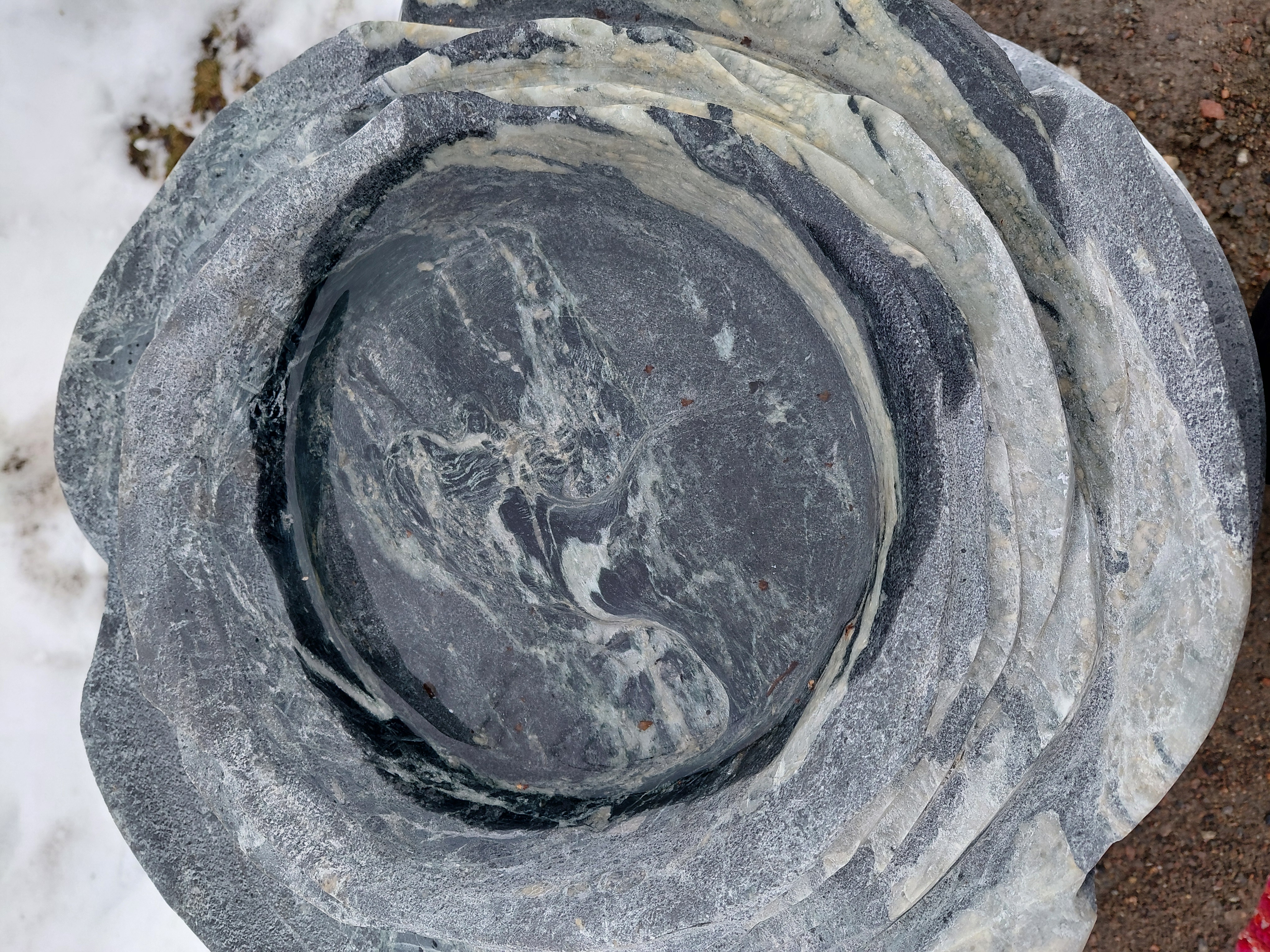 Jukka Nykäsen Unessa kaikki on helpompaa -veistoksessa nukkuva prinsessa ei pääse ruususta pois.
 
