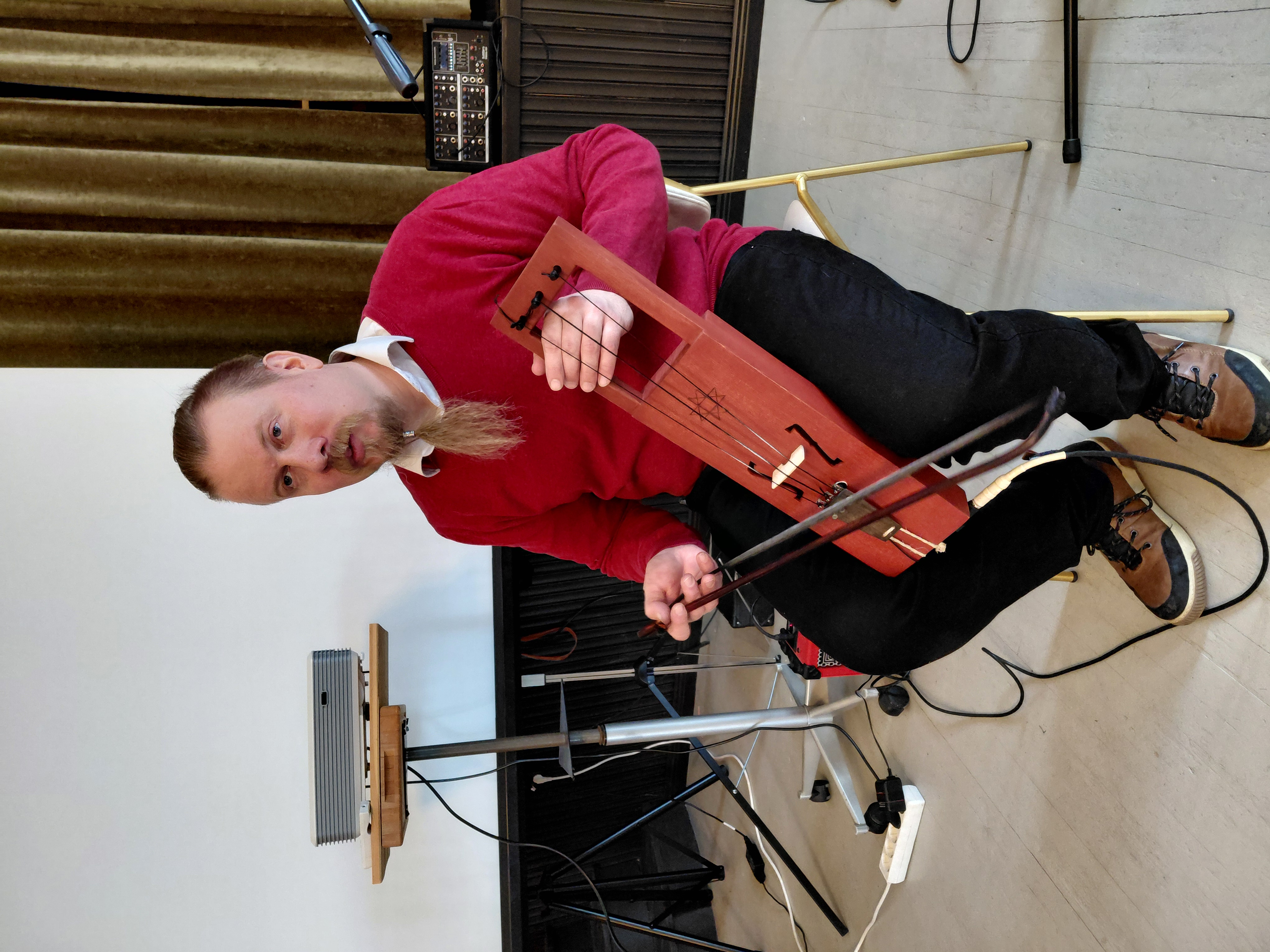 Pauli Rikala soitti itsetekemällään jouhikolla kalevalalaisia sävelmiä. Koppa on tervaleppää ja kielet hevosen jouhia. 