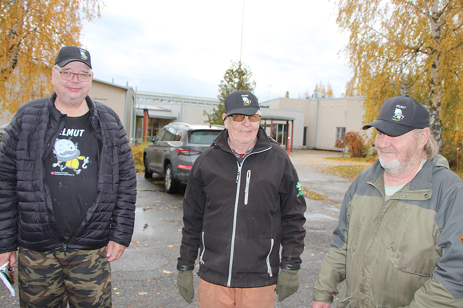 Juuan Velmuilla on omat lippalakit ja paidat, Urpo Lehikoinen (vas.), Arvi Martikainen ja Unto Halonen esittelevät.