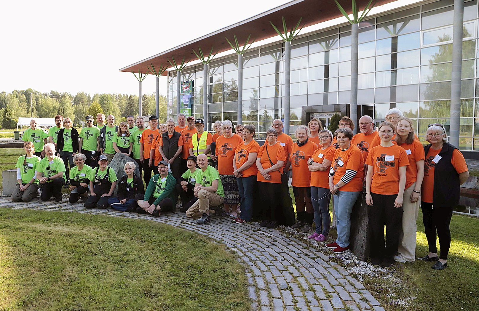 Veistäjät ja talkoolaiset Kivenveistofestivaalin avajaisaamuna 11.7.2025. Kuva: Pentti Kallinen