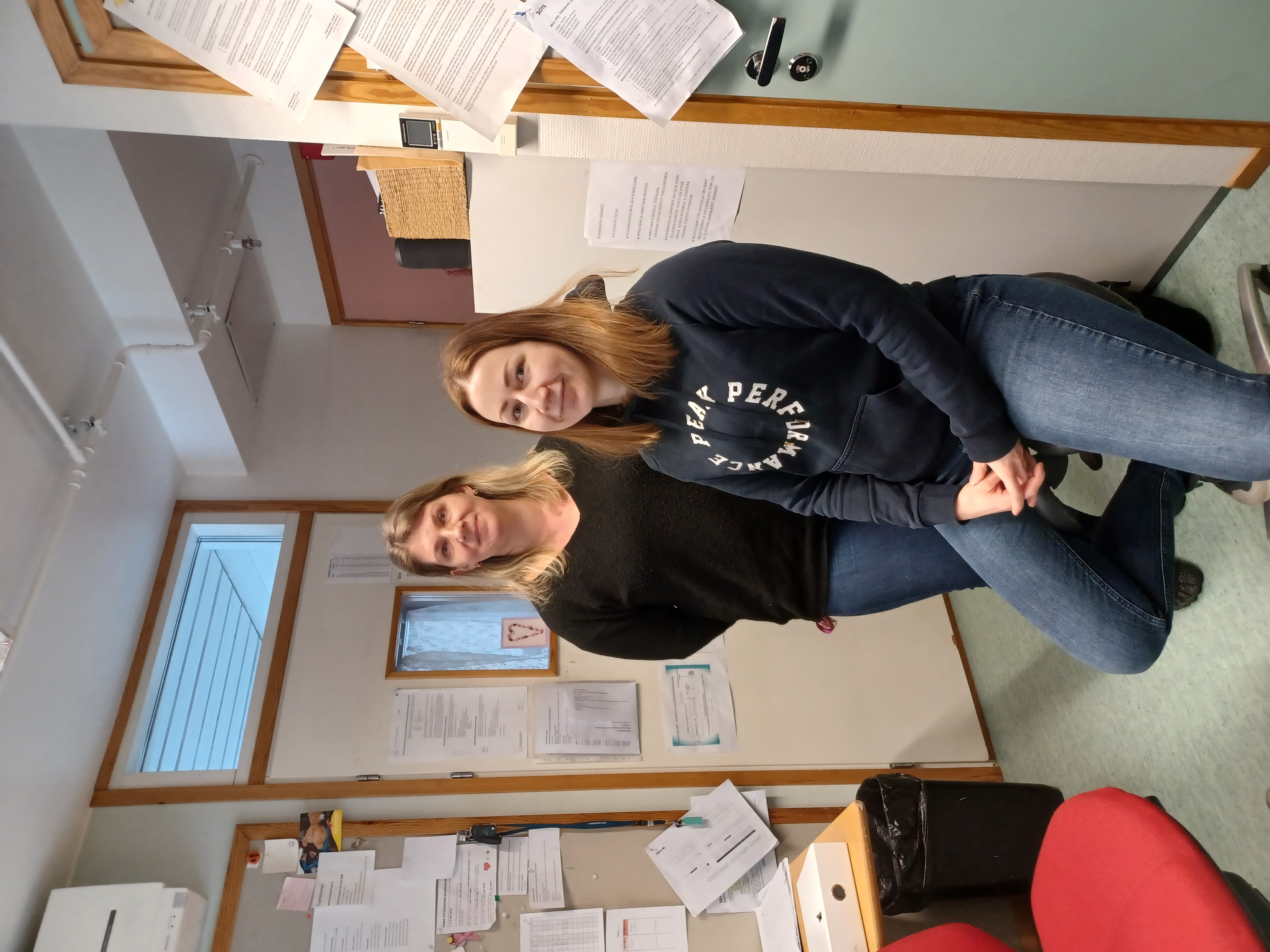 Palveluesihenkilöt Hanne Tukiainen ja Tiina Kerkkänen ovat uuden
äärellä, kun Viherkallion asumisyksikkö siirtyi kotihoidon palveluyksikön
alaisuuteen.