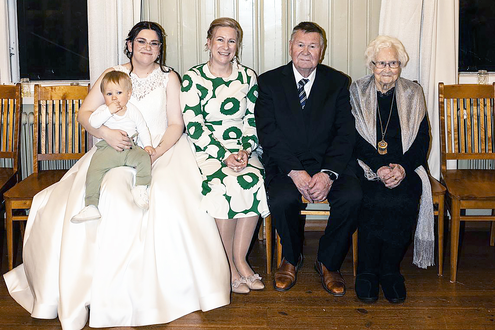 Viisi polvea. Helvi Halonen (oik.), Tapio Ryynänen, Heini Ryynänen, Airi Ekman ja Kosmo Ekman tapasivat Espoossa. Kuva Anniina Katajala. 

