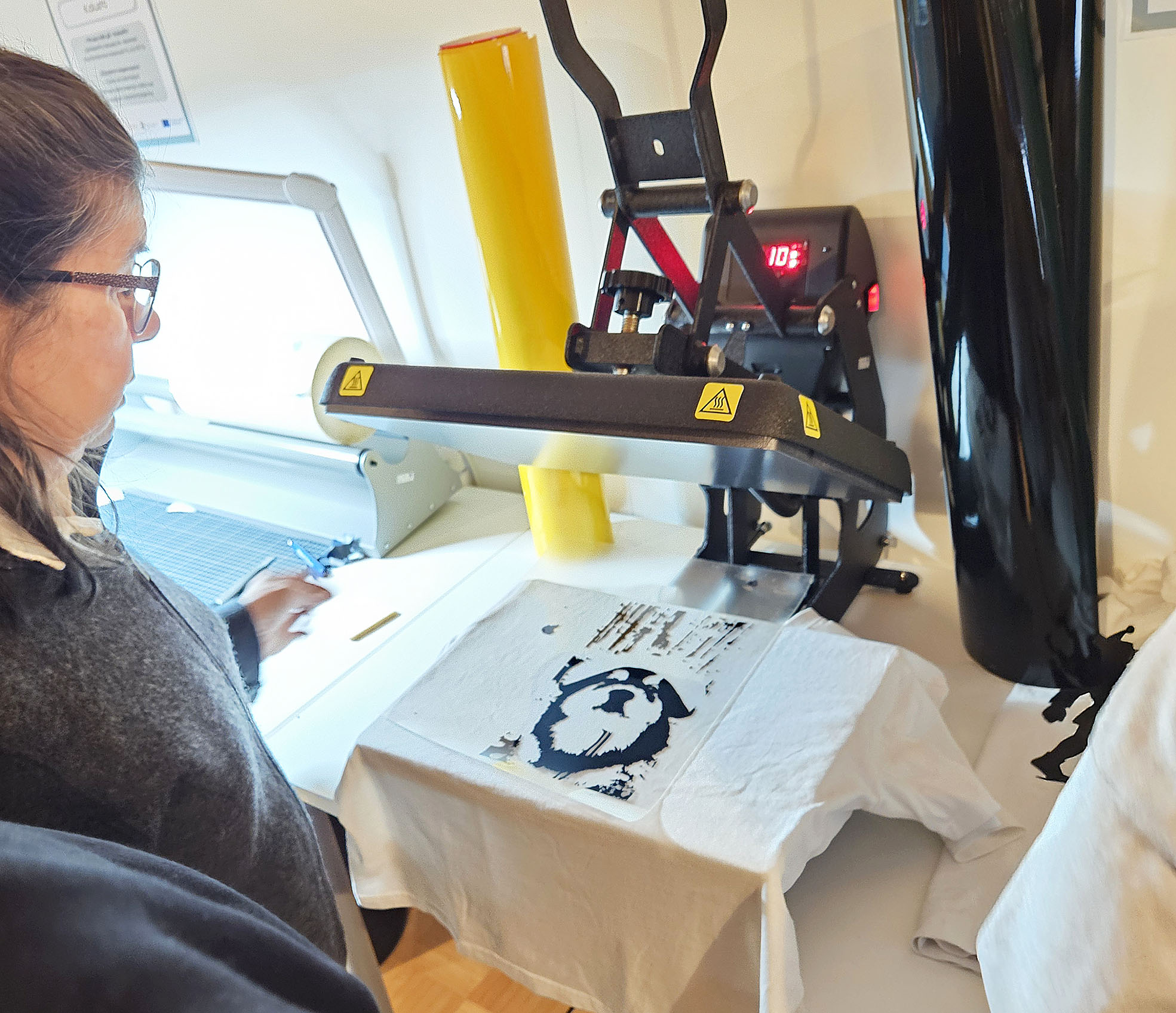 

Anu Rautava teki paitaan painokuvan omasta koirasta. Hän oli ottanut itse kuvan. 