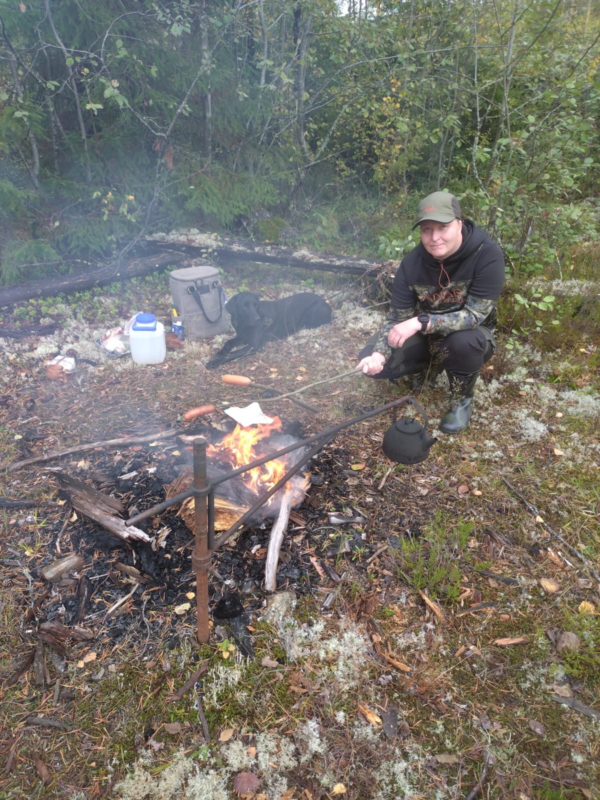 Niina Kettusen mukaan ei metsästyksessä ole tärkeintä saalis,
vaan metsässä olo, luonnon tuoksut ja värit. Hyvät eväät, nokipannukahvit.
Metsä elementtinä rentouttaa ja on stressin poistaja.
Kuva: Markku Pennanen