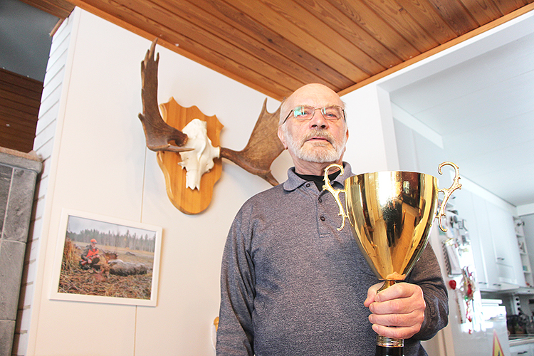 Vuoden erähenkilön kiertopalkinto koristaa seuraavan vuoden ajan Risto Saastamoisen palkintokaappia. 