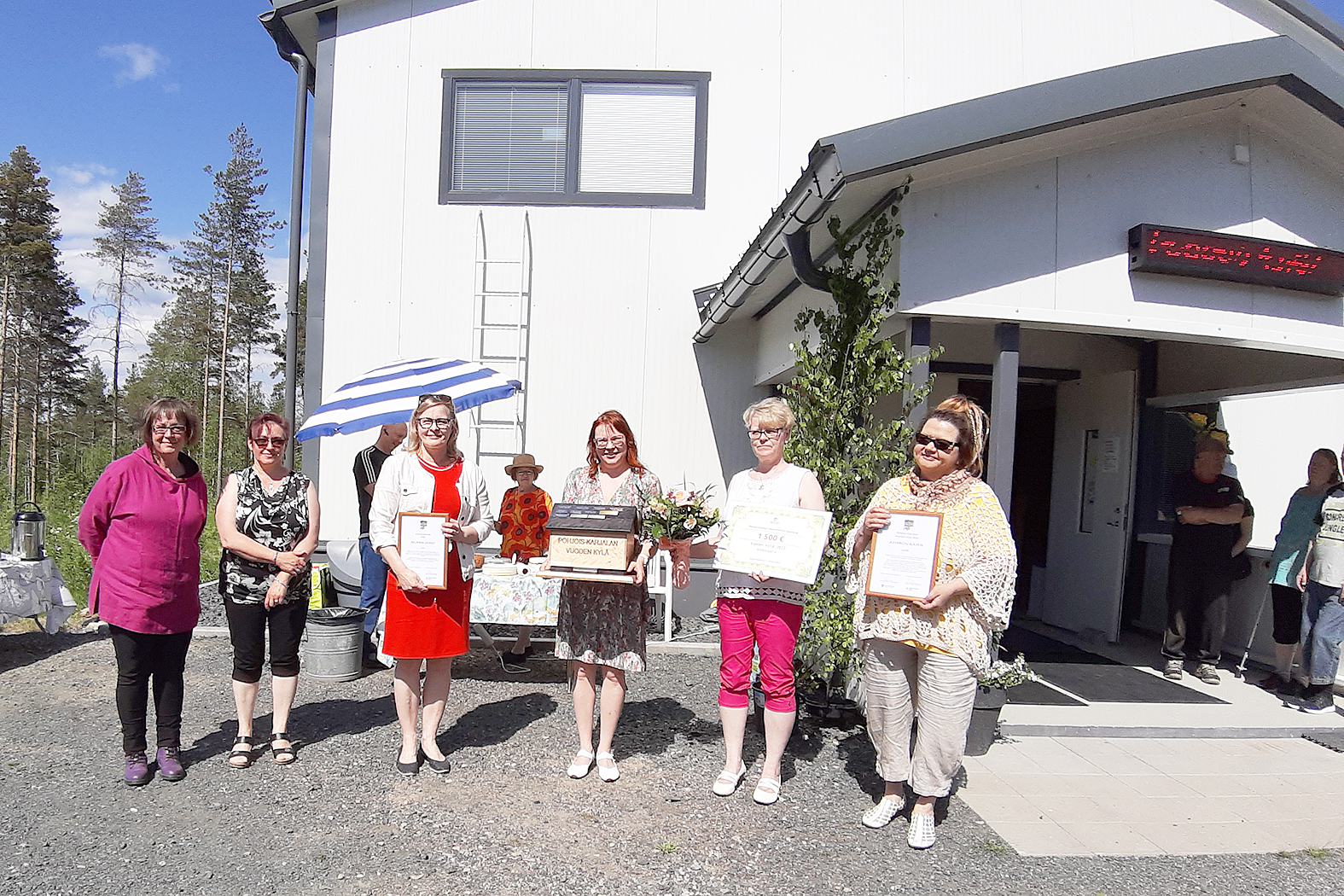 Vuoden kylä, Maarit Hämäläinen-Koljonen (vas.), Päivi Solehmainen ja Hanna Huttunen luovuttivat Vuoden kylä -tunnustuksen Hanna Kähkölälle, Pirjo Timoselle ja Pirkko-Liisa Pääkköselle.