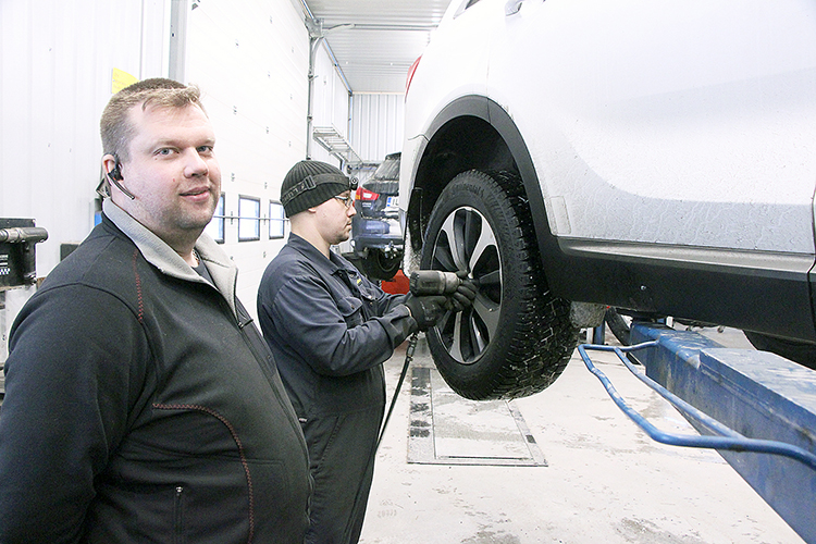 Vuoden yrittäjä. Tomi Huttunen (vas.) ja Sami Hyttinen ovat huoltaneet ja korjanneet juukalaisten autoja yhdessä toistakymmentä vuotta. Lauantaina työ palkittiin Vuoden yrittäjä -tunnustuksella.