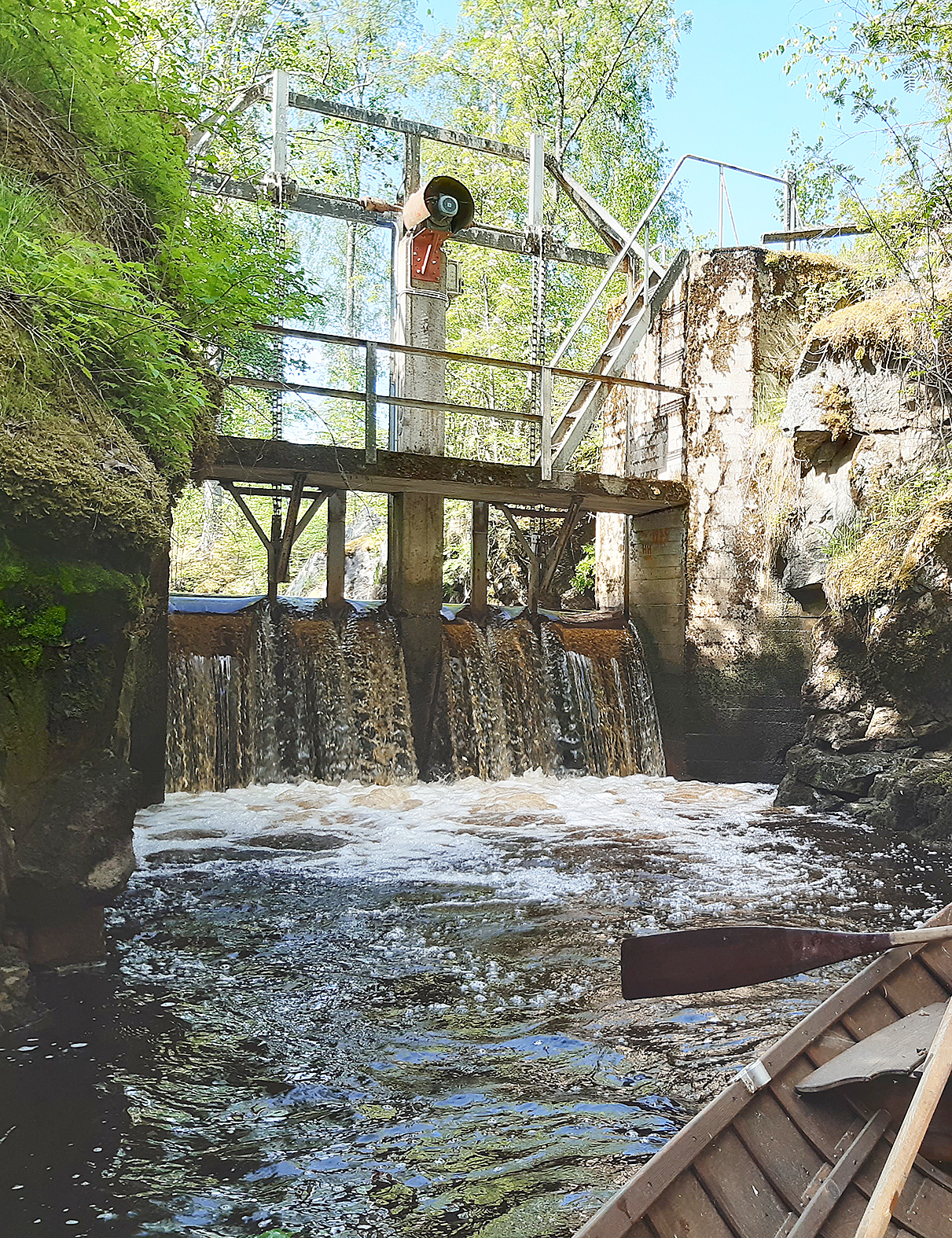 Vuokonjärven nykyinen betoninen säännöstelypato on tullut käyttöikänsä päähän.  