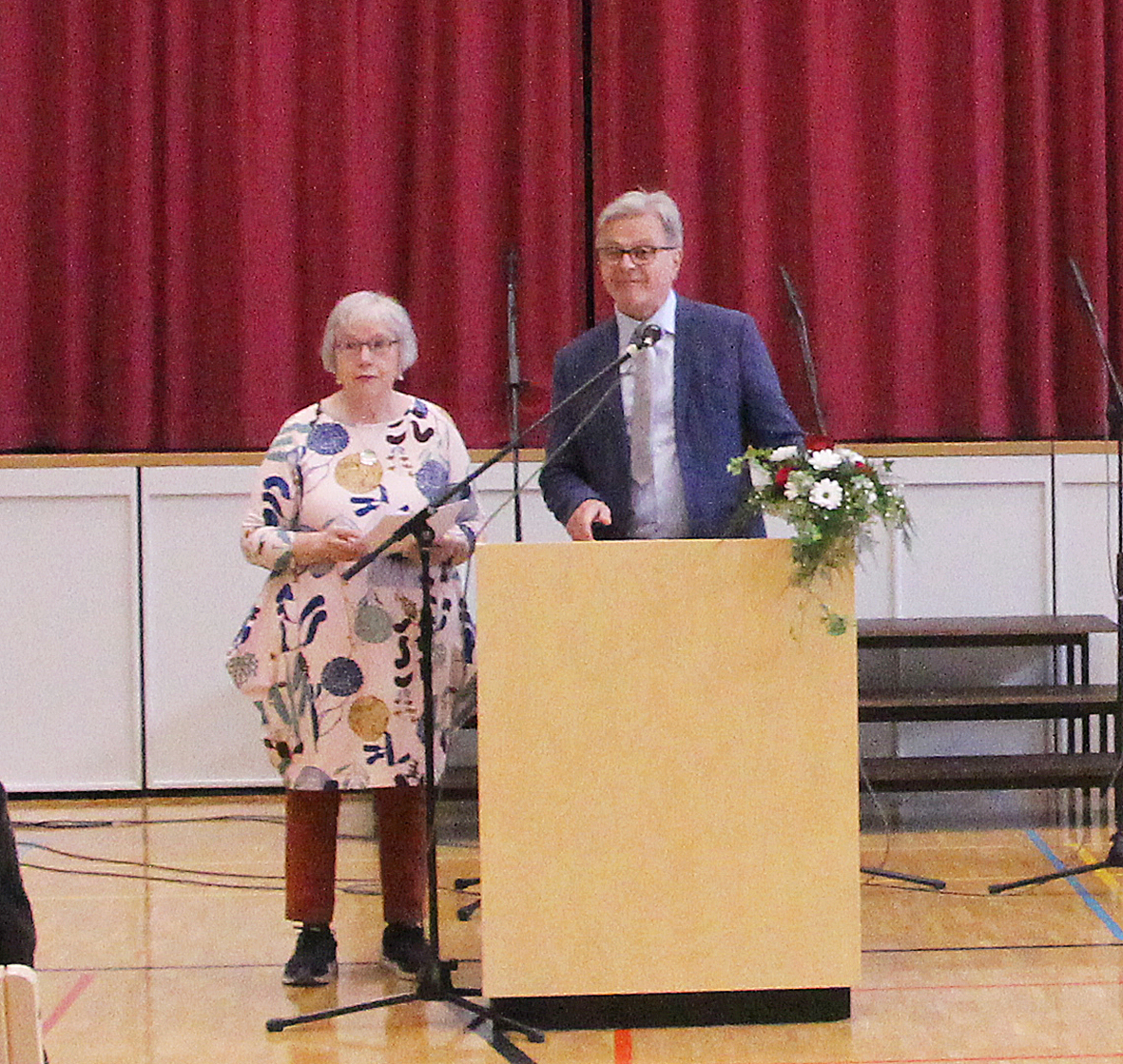 
Riemuylioppilaat Marja-Leena Sorjonen ja Jarmo Roinisto toivat tervehdyksen juhlaan.

