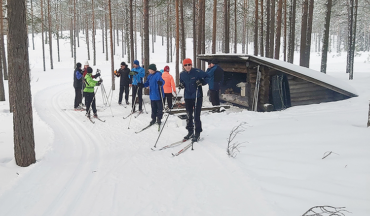 Kangasvalkeisen huoltopisteellä oli aika ajoin jopa ruuhkaa.