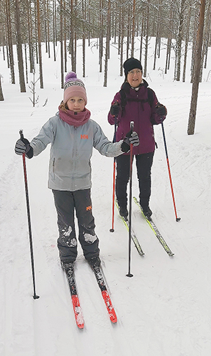 Sofia Roitto nautti yhdessä mummonsa Tuula Roiton kanssa laturetken hyvistä järjestelyistä ja mukavasta tunnelmasta.