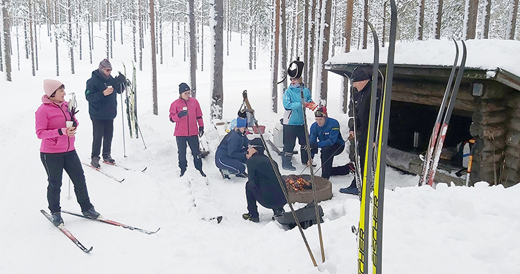 Ylemmäisen hiihdossa nauttimaan talvimaisemasta, hyvästä ladusta ja huoltopisteiden lupsakasta palvelusta. 