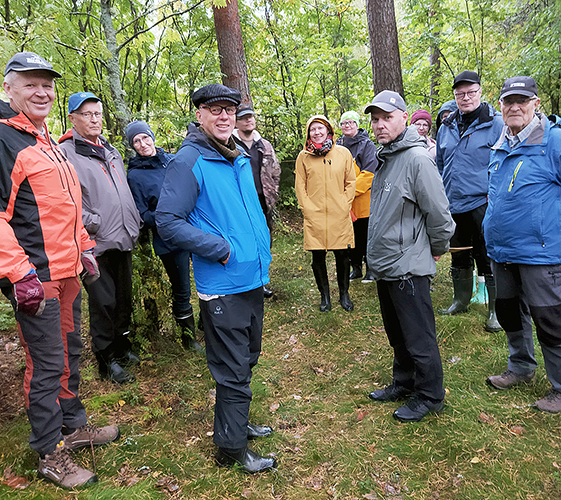 Hannu Lehtoranta (edessä vas.), perinnekouluttaja-runonlaulaja Eero Peltonen, Pimeä Taivas -hankkeen projektikoordinaattori Anne Hyvärinen, Vuokon Eteläisen Kyläseuran kyläpäällikkö Mikko Vauhkonen ja Aimo Vihreäpuu sekä taustalla juukalaisia yöhuuhailuun osallistujia. Kuvan ulkopuolella Anna Antsalo kuvasi kaiken aikaa koko hanketta ja häneltä on tulossa myös työnimeltään Pimeä-dokumenttielokuva.