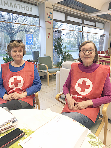 Irja Väyrynen (vas.) ja Aila Kallinen testasivat kilpailijoiden tietoa jokamiehen velvollisuuksista.  
