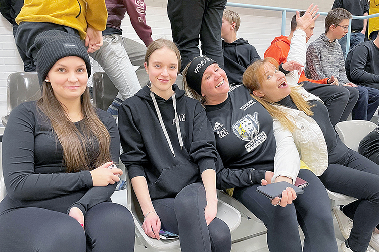 Saaga Kaikkonen, Mimmi Malja, Annika Tolvanen ja Kanerva Vaakanainen Coach Teamin voittoisan pelin hurmoksessa.