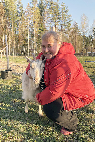 Sannamari Kangas ja vuohi valmiina agilityradalle.  