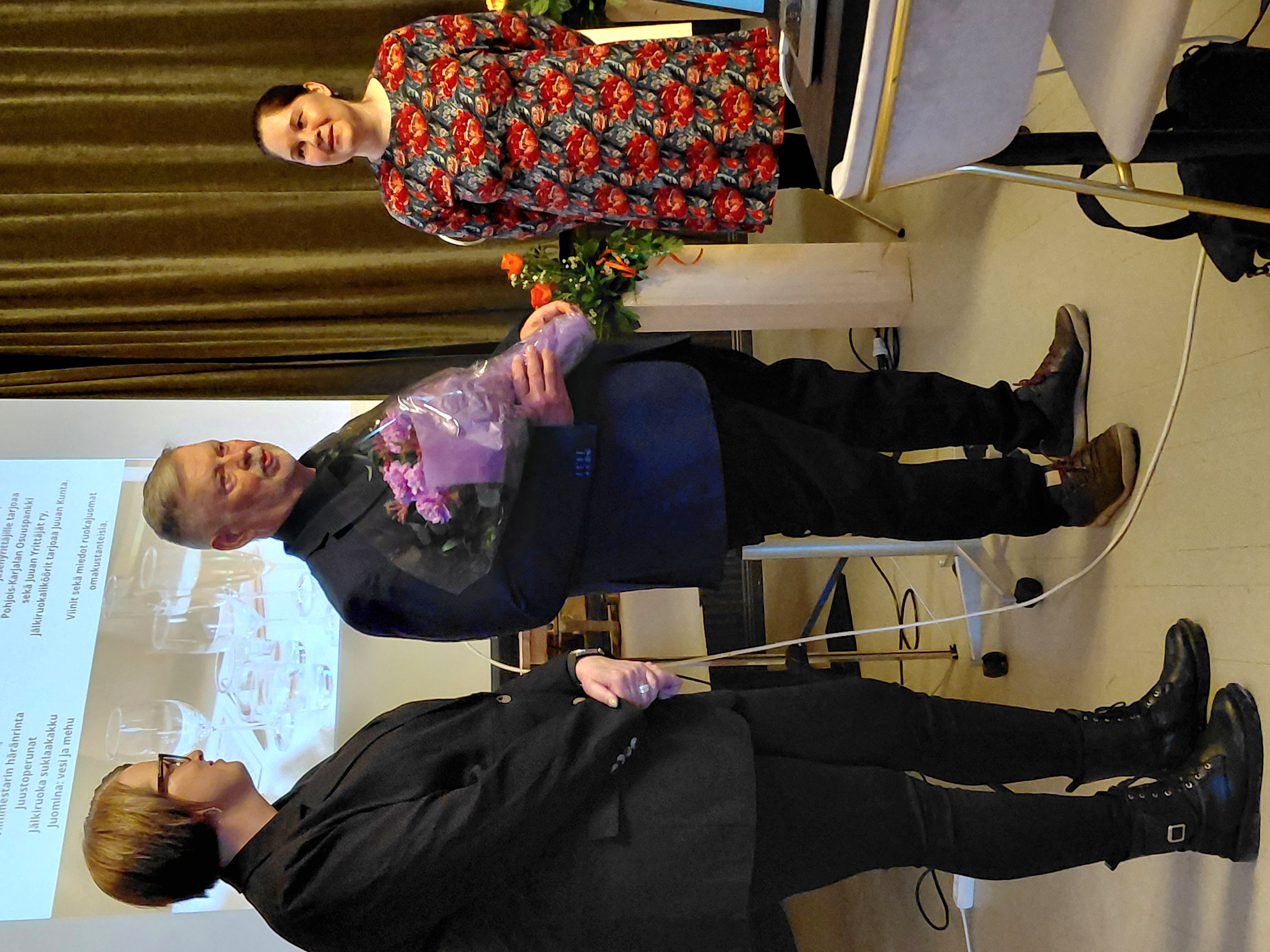 Juuan Yrittäjien sihteeri Piritta Räsänen ja nykyinen puheenjohtaja Katja Kakkonen kukittivat väistyneen puheenjohtaja Jouni Porokan perjantain kevätkokouksen yhteydessä. 