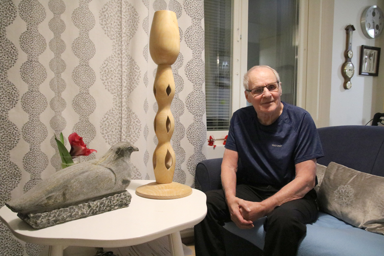 Aarne Möttönen sanoo jo vähitellen tottuvansa kaupunkielämään Joensuun Marjalassa. Juuasta matkaan ovat lähteneet muun muassa kymmenen vuotta sitten tehty kynttilänjalka ja vielä vanhempaa perua oleva vuolukivityö ”Hautova koppelo”, jonka hän veisti Kauko Kortelaisen ohjauksessa.