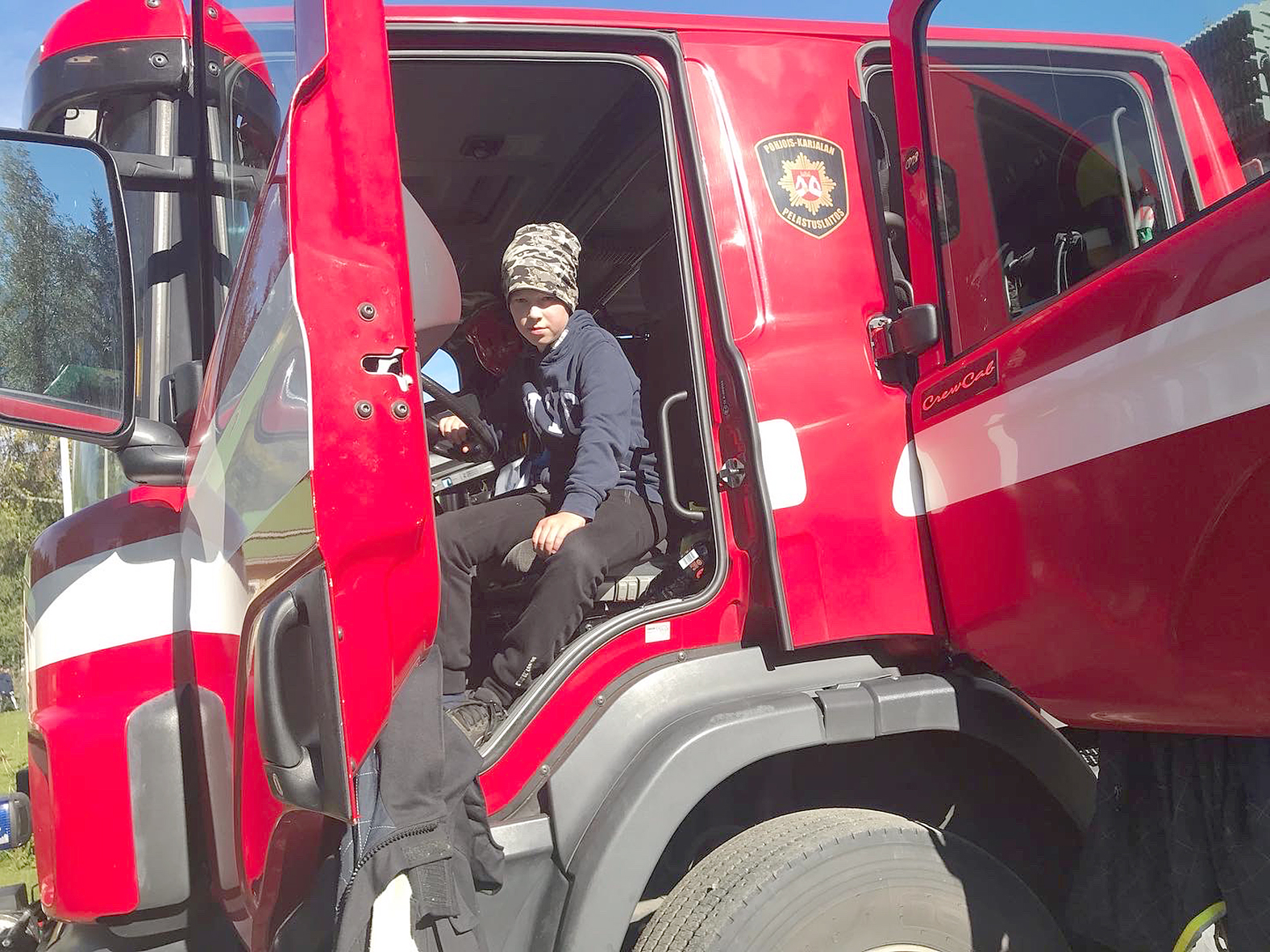 Aarni tutustumassa paloautoon Kankaan tilalla.