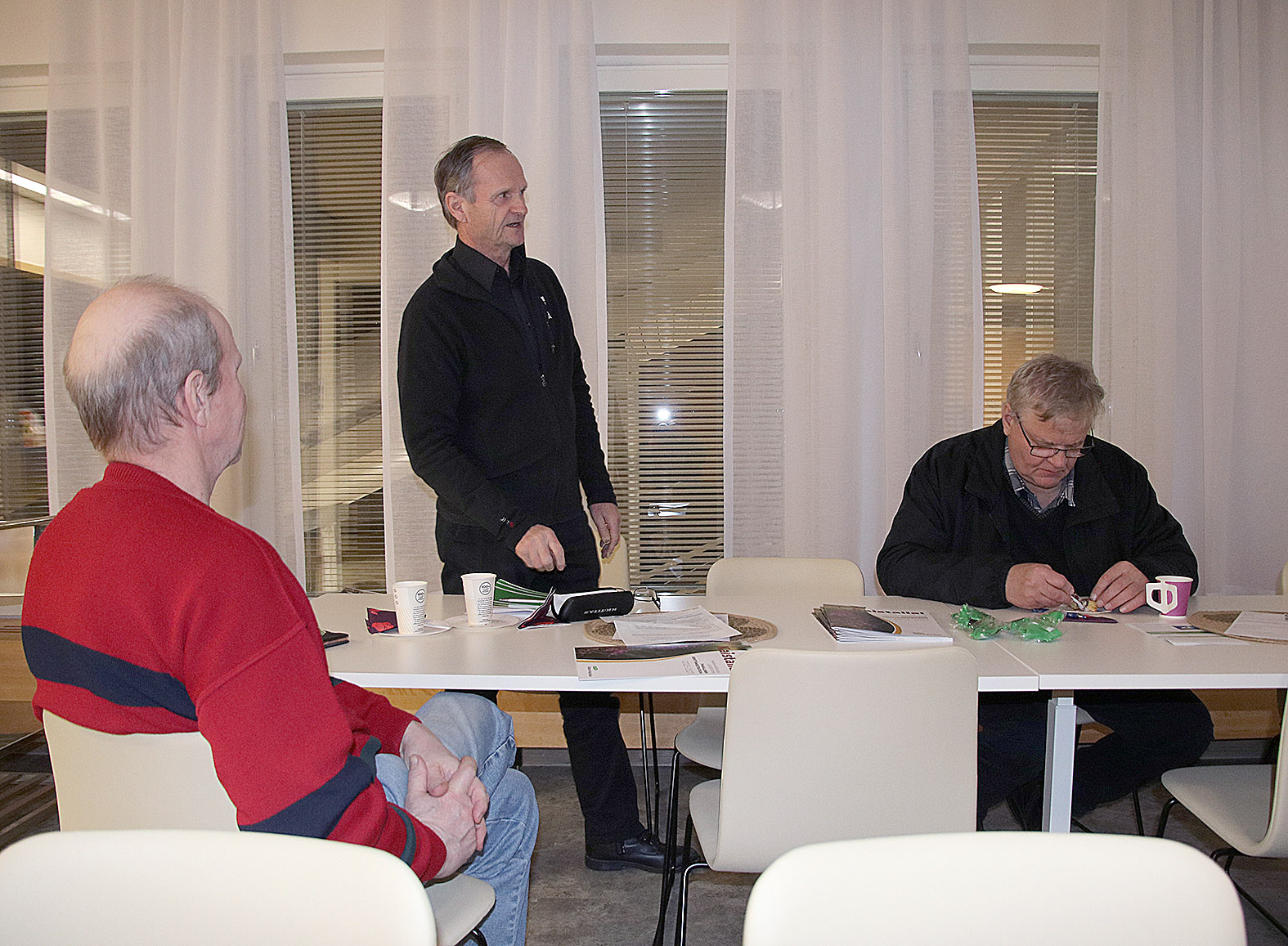Tuopanjoki-seuran puheenjohtaja Onni Törrönen esitteli puheenvuorossaan oman kylän monipuolista toimintaa. Kuulolla oli myös seuran sihteeri Vesa Ruottinen (vas.) ja Seppo Kettunen Nunnanlahden kyläyhdistyksestä.