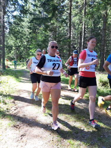 Vauhdikas juoksutapahtuma. Ahmanjuoksuun osallistuneet saivat juosta kauniissa ja lämpimässä mutta ei liian kuumassa säässä.