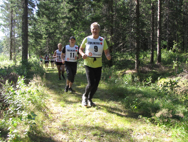 Ahmanjuoksuun lähdettiin lämpimissä tunnelmissa. Letkan etunenässä Seppo Juntunen, joka juoksee muutenkin kymmeniä kilometrejä viikossa.