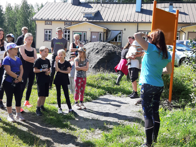 Kohta lähdetään. Hanna Kähkölä antoi viime hetken ohjeita lastensarjaan osallistuville.