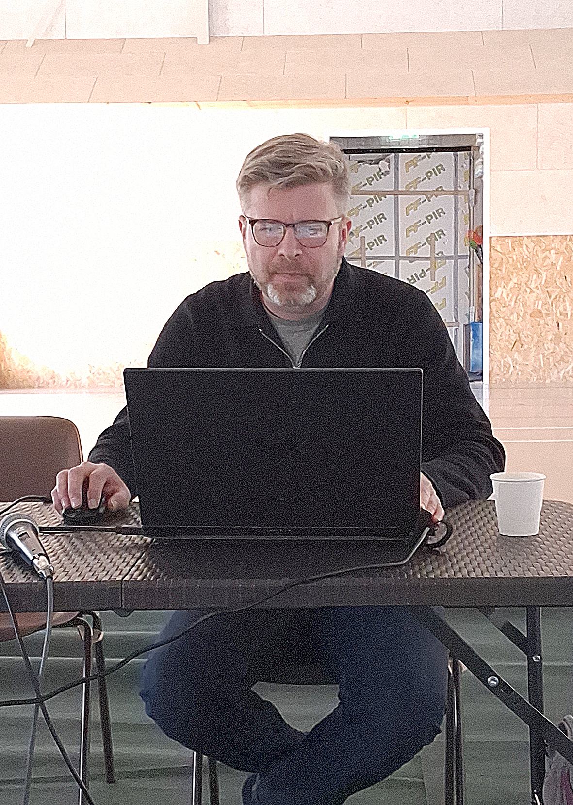 Ahmovaaran asemakaavan laatija, arkkitehti Petri Tuormala Projoplan oy:stä esitteli Ahmovaaran asemakaavan kaavaehdotusta yleisölle monikäyttötalolla.