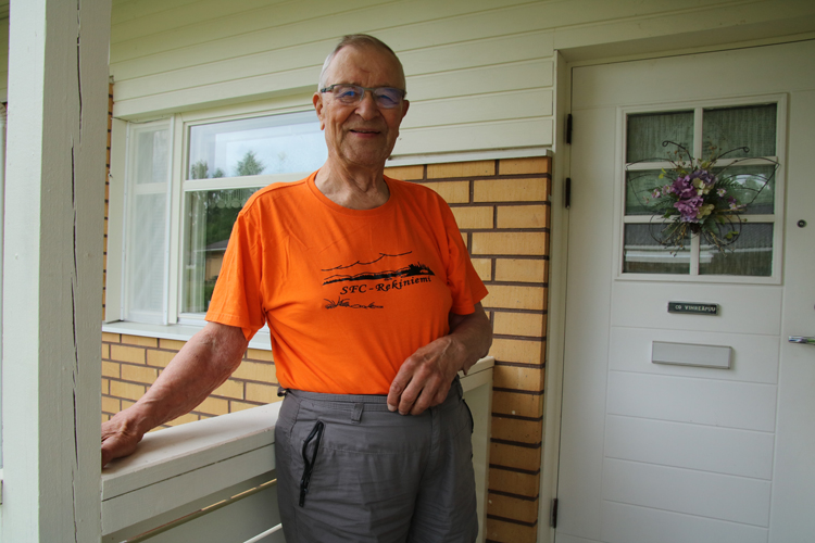 Keväällä 85 vuotta täyttänyt Aimo Vihreäpuu asustelee Eevalassa, jonne muutti edesmenneen vaimonsa kanssa Vihtasuolta viitisen vuotta sitten. Leskimiehen harrastuksiin kuuluu muun muassa sukututkimus. Kuva Juha-Matti Junkkari