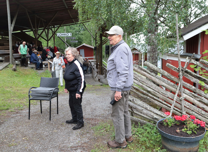 Vuokonjärven kesäteatteri on Aimo Vihreäpuulle kuin toinen koti. Hän on ollut teatterin talkoolaisena jo viime vuosituhannen lopulta saakka. Monista talkoolaisista kuvassa myös Sirkka Ignatius ennen viime sunnuntaisen esityksen alkua. Kuva Pentti Kallinen