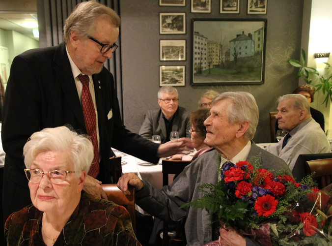 Juuri Kunnia-Arviitiksi nimetty Pentti Alanko (oik.) sai onnittelut muun muassa Etelä-Suomen Juuka-Seuran ensimmäiseltä puheenjohtajalta Seppo T. Nykäseltä. Edessä yhdistyksen taloudenhoitaja Tellervo Puoskari.