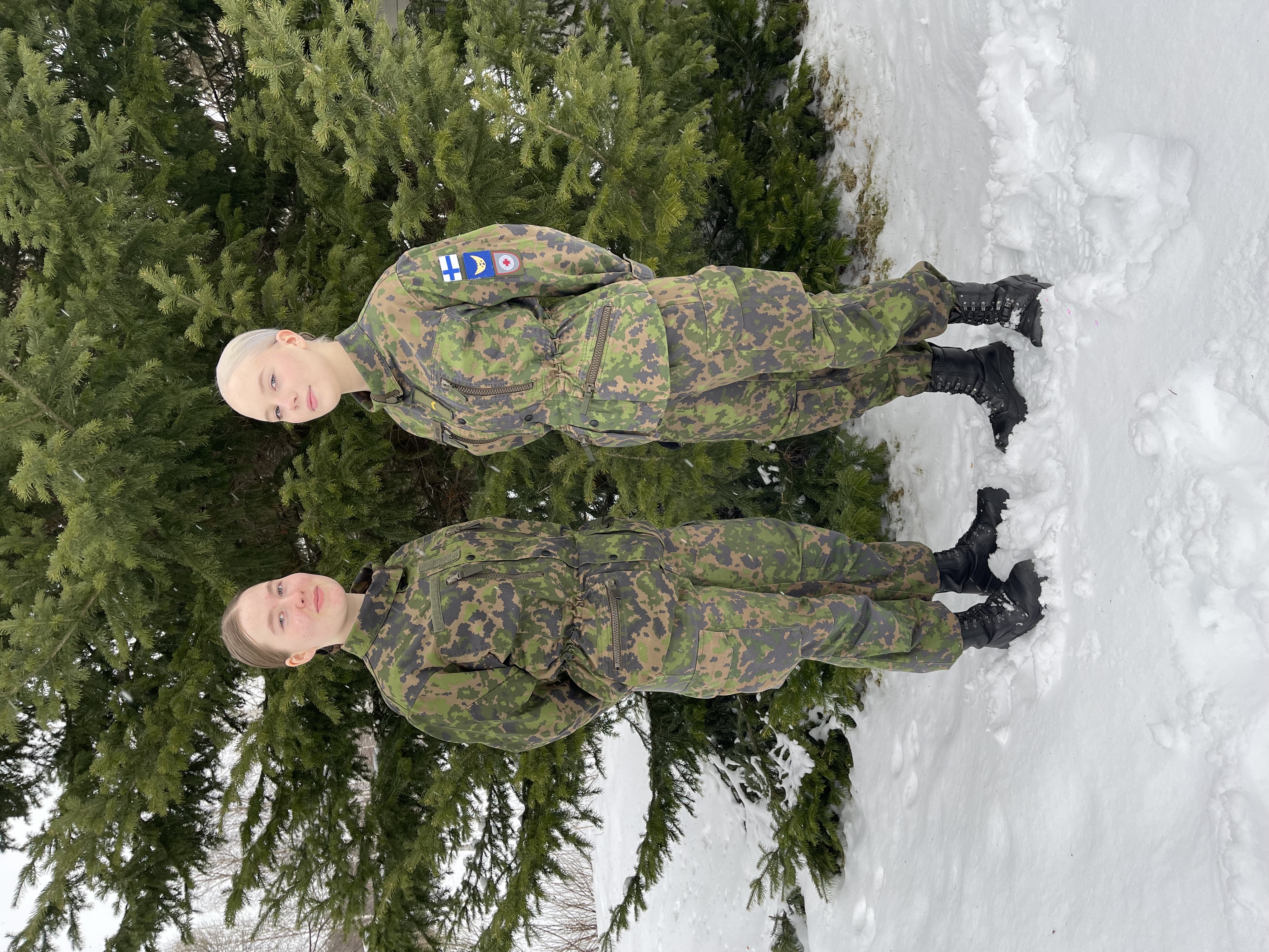 Juukalainen panssarijääkäri Anna Kirjavainen (vas.) kotiutuu jouluksi. Vierellä juukalainen armeijakaveri Siiri Moilanen. 