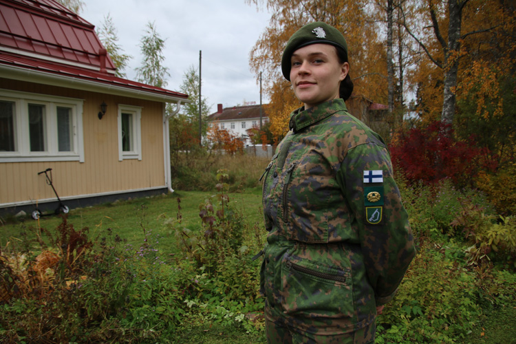 Annika Kallinen hakeutui varusmiespalvelukseen tilanteessa, jossa tulevaisuuden suunnitelmat olivat vielä auki. Kolmen kuukauden palveluksen jälkeen hän on vakuuttunut, että valitsi oikein.