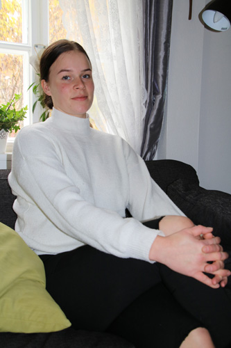 Ollessaan lomilla armeijasta Annika Kallinen ottaa rennosti, ilman sotilaselämään kuuluvia maneereita.