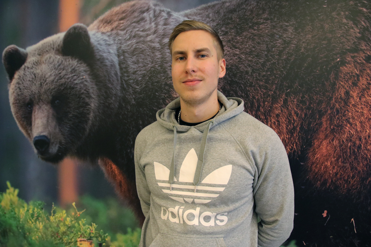 Kuhmo oy:n alue-esimies Antti Hakala odottaa yhteydenottoja myös juukalaisilta metsänomistajilta Nurmeksessa. Vaikka kontio katsoo takaa, ollaan turvallisesti Kauppatorin toimiston puolella.