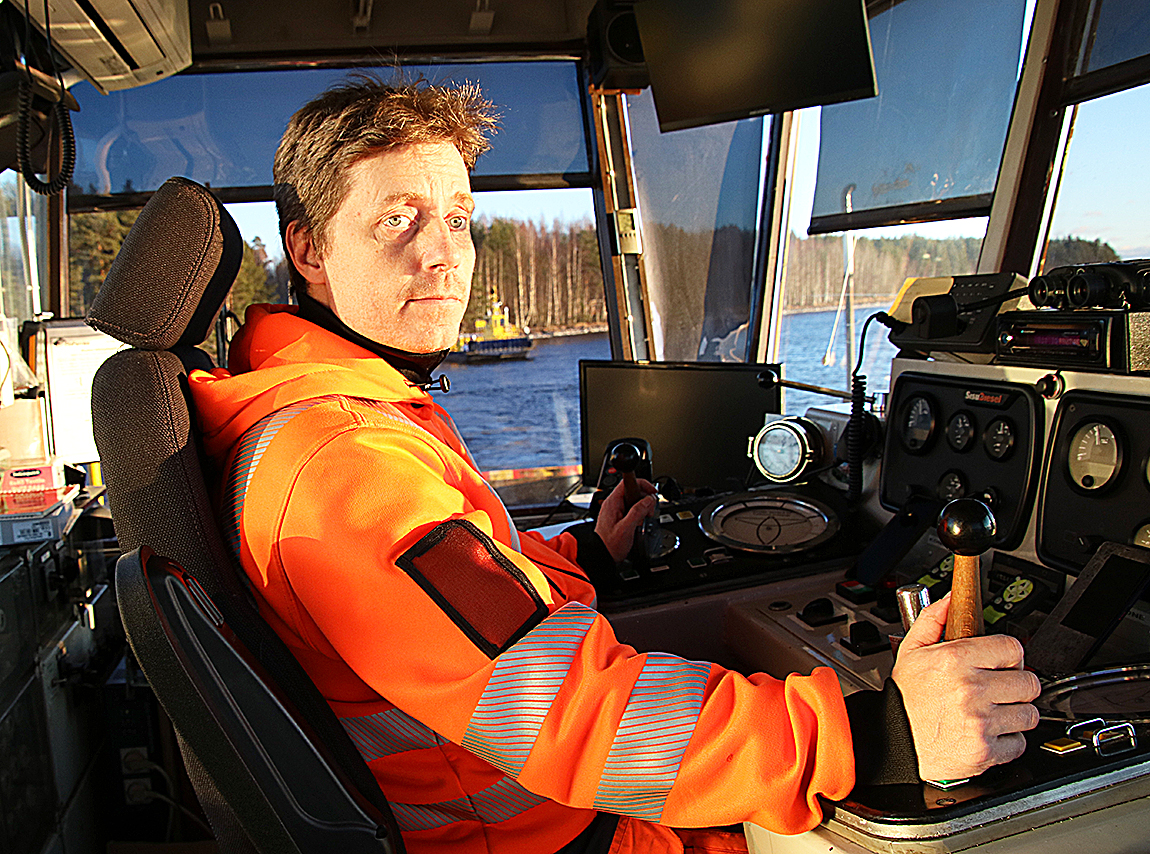 Aurinkoisena päivänä on lossinkuljettaja Arto Kakkosella avarat näkymät lähiympäristöön. 