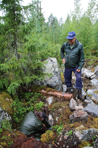 Jarno Lehikoinen kuvasi asekätkön löytöpaikkaa viikkoa myöhemmin löydöstä. Kätköstä löytyi vielä kranaattisalkun kahvan osa. Isä Jari Lehikoinen seurasi vieressä.